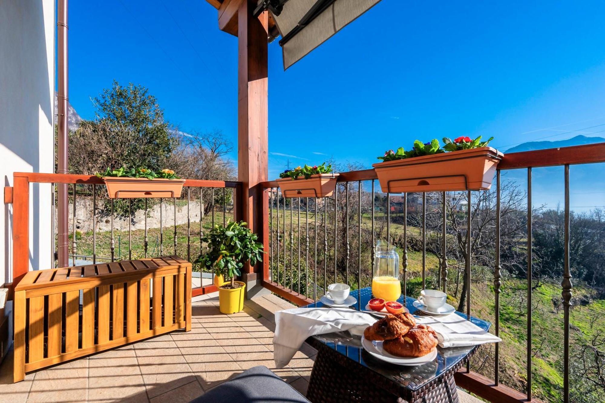 Iseo Lake Villa Con Vista Lago E Piscina Costa Volpino Exterior photo